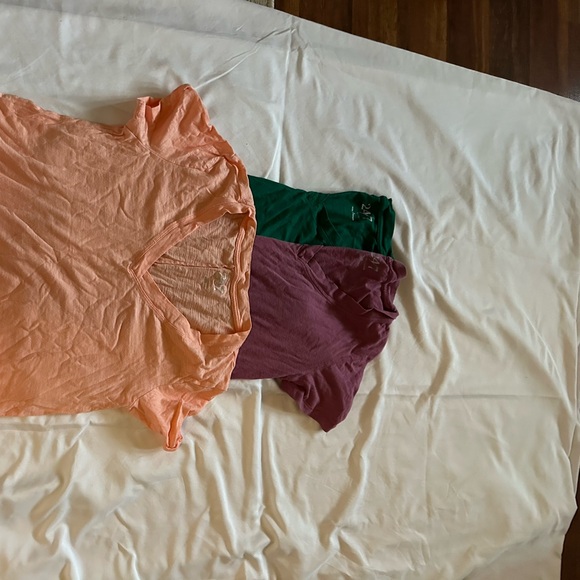 24/7 Maurices Tops - Women's Short Sleeve V-Neck Tee - Peach